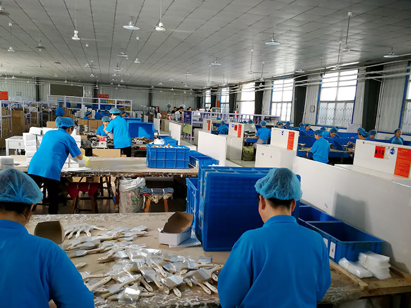 Китайская мастерская по упаковке кистей из щетины