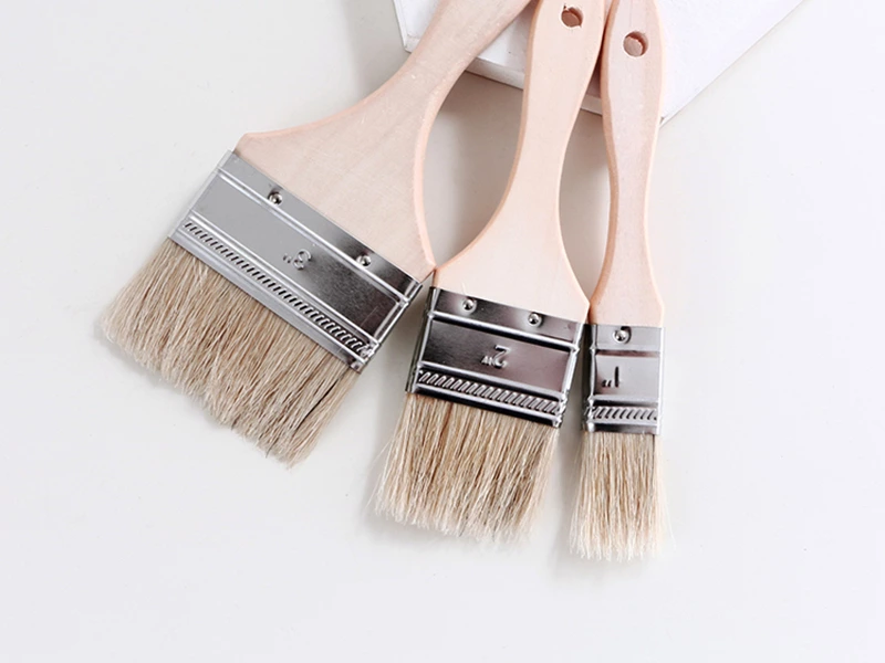 Natural bristle paint brush